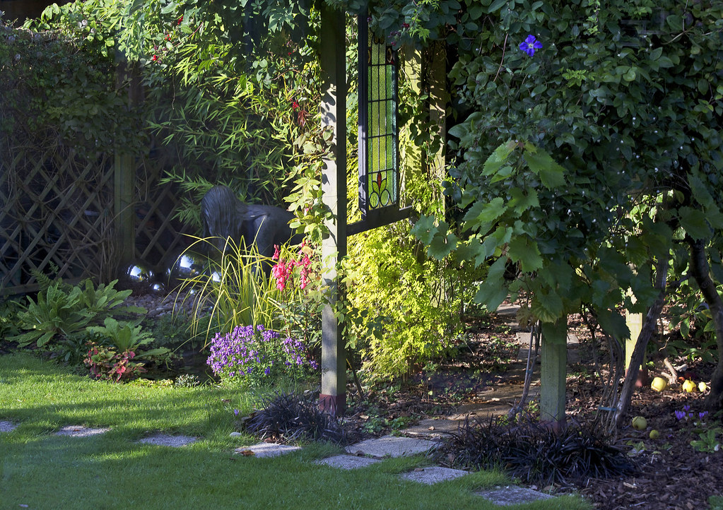 Morning sun in the garden Super bright sunny day today. Qu… Flickr