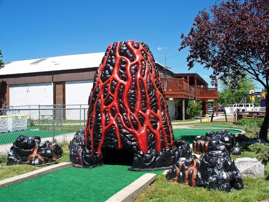 OH Macedonia Fun N Stuff Mini Golf 7 Volcano obstacle at… Flickr
