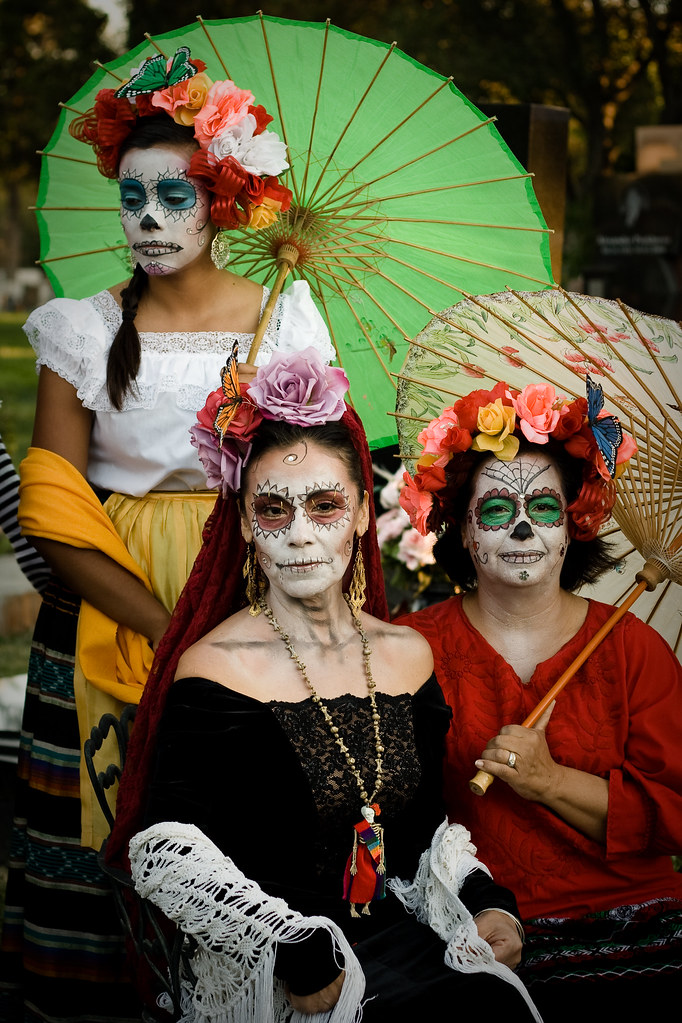 Day of the Dead costumes Women posing in full costume by t… Flickr
