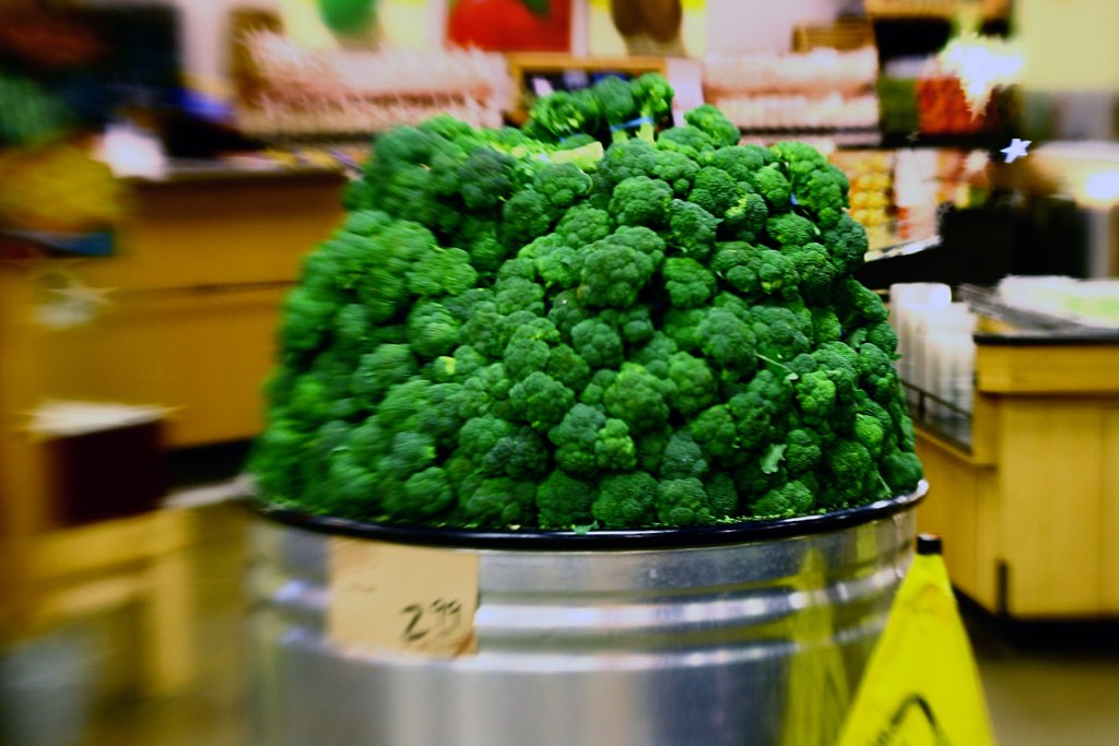 broccoli A HUGE display of broccoli at the Shadyside Marke… Flickr