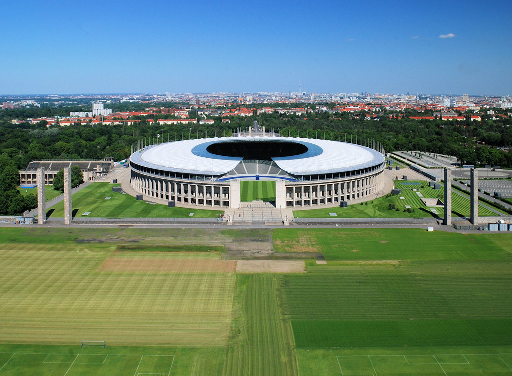 Berlin Olympiastadion(1936) mit Dach (2002/03) und den sec… Flickr