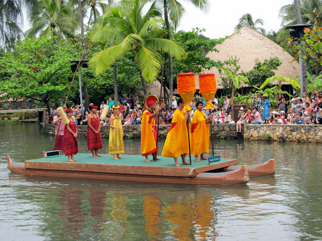 Hawaiian Royalty Boat 2 Rainbows of Paradise is a show per… Flickr