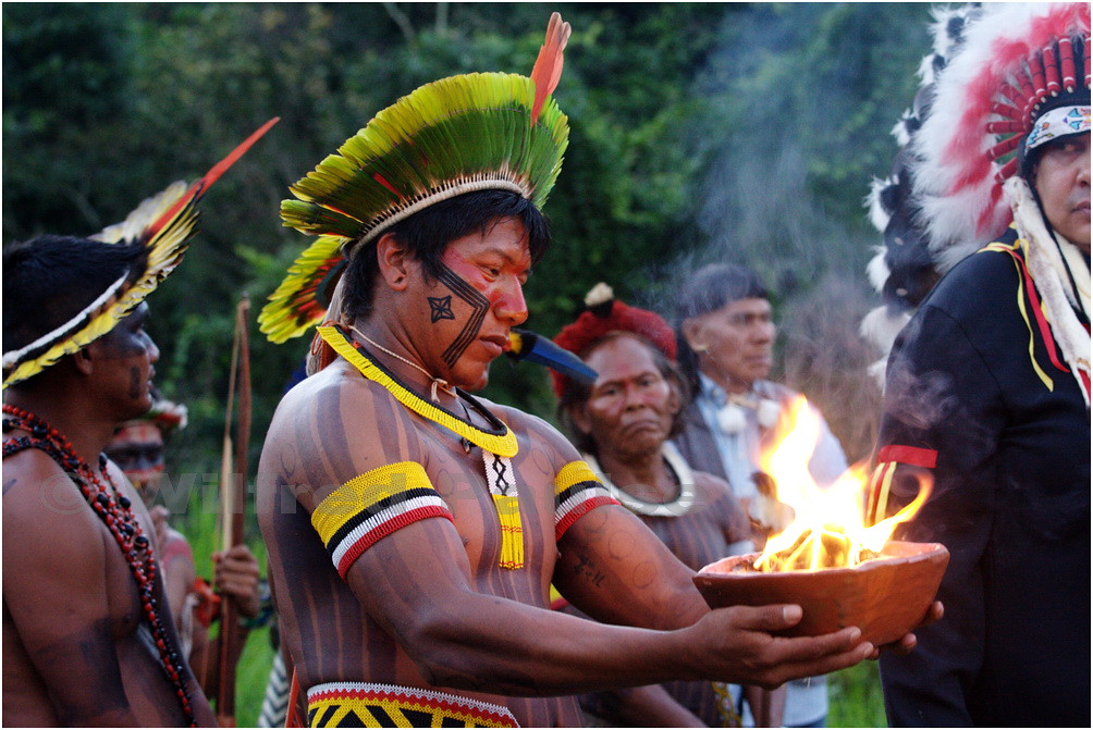 _MG_1231 Indio Kayapo com o Fogo Sagrado no Primeiro dia d
