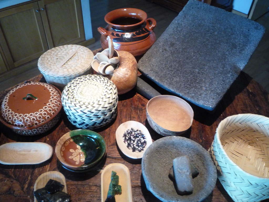 Utensilios prehispánicos, Metate, molcajetes, canasta, tan… Flickr