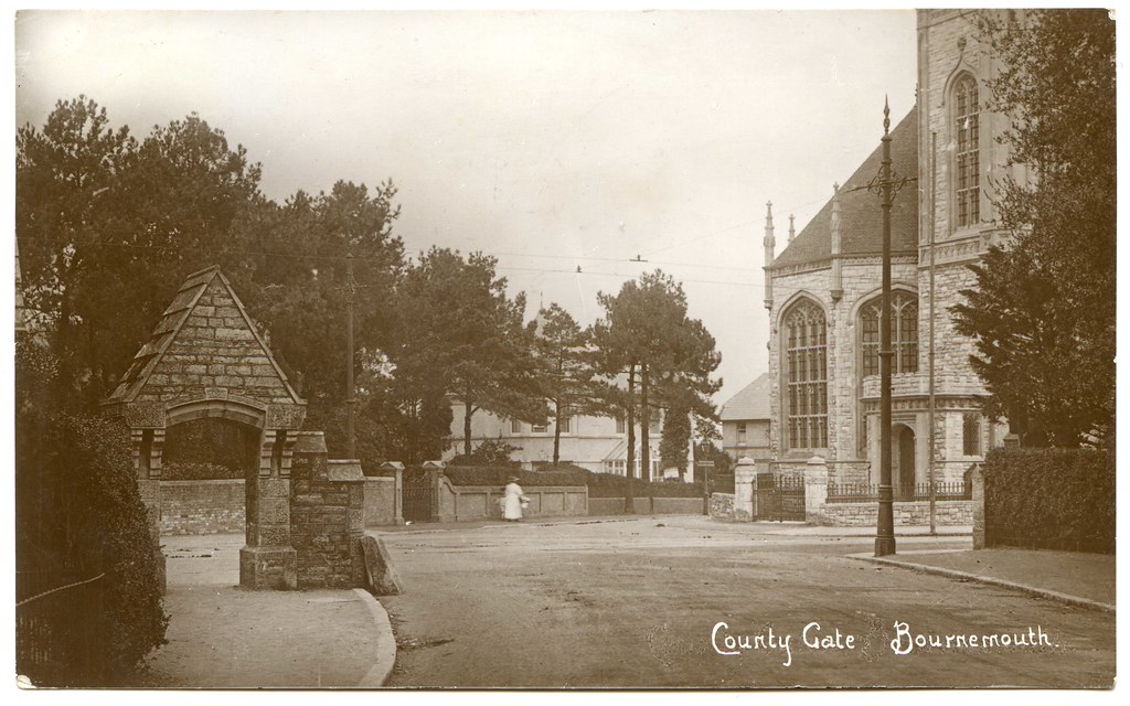 County Gates junction of the Avenue with Poole Road, West… Flickr