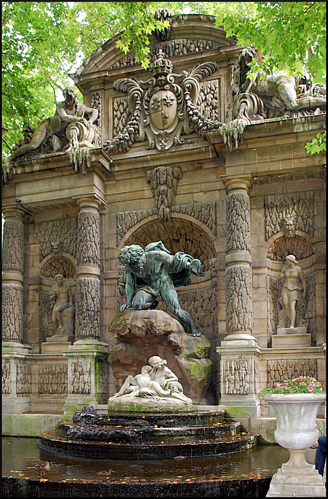 Jardin du Luxembourg La Fontaine Médicis. Les niches latér… Flickr