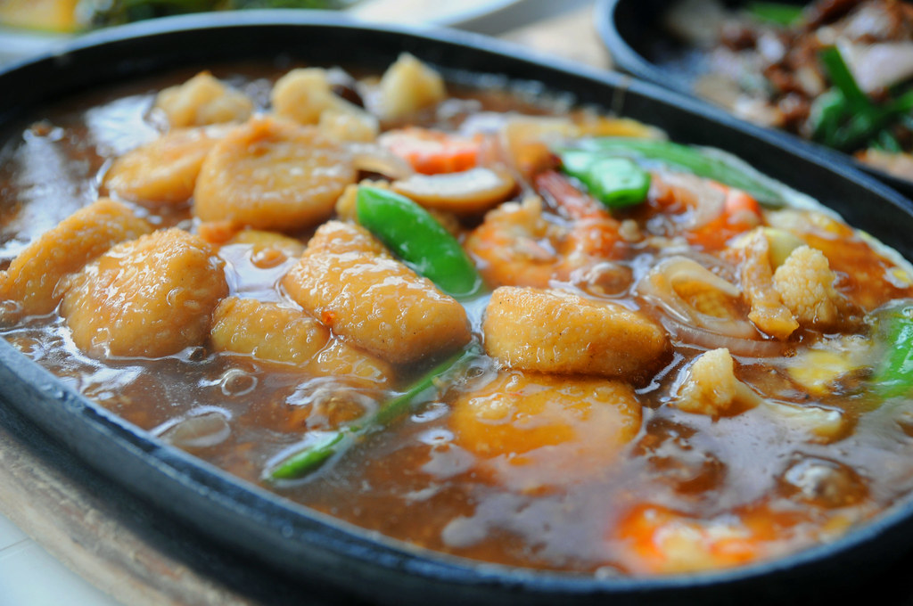Hot Plate Tofu; 铁板豆腐 The sizzling hotplate tofu come prawn… Flickr
