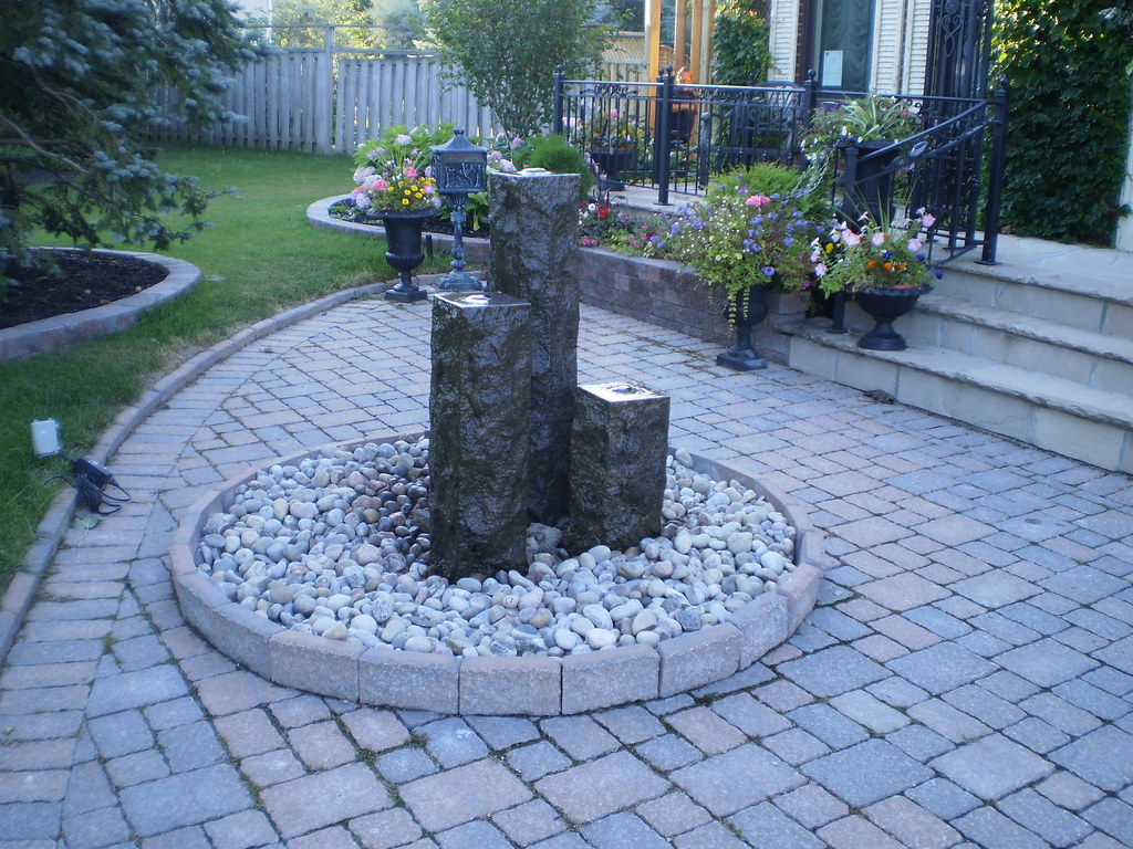 Stone Garden Centerpiece A conversation piece adding a fla… Flickr