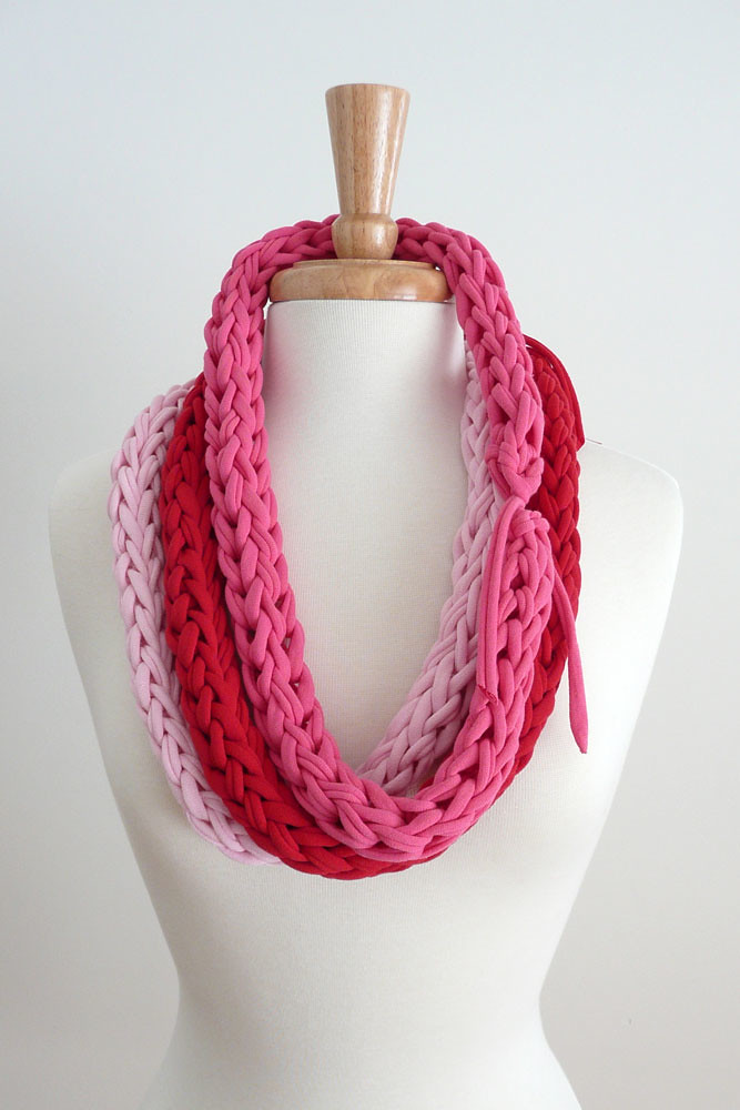 chunky knit necklace hot pink 3 Dee Levang Flickr