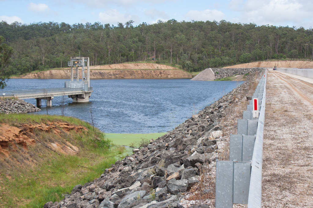 BjelkePetersen Dam 20 Dec 2010 Looking along the wall… Flickr
