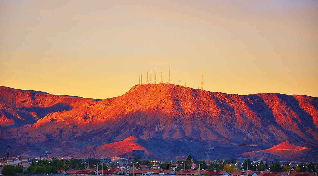 Black Mountain Sunrise In Henderson NV Look at all the ant… Flickr