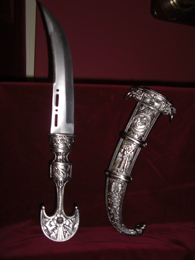 Egyptian curved dagger Very sharp curved knife with very n… Flickr