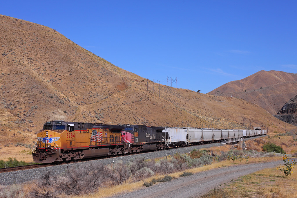 Weatherby, Oregon UP 5784 is seen heading east out of Weat… Flickr