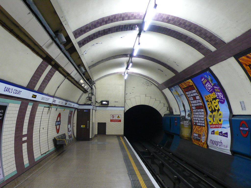 Earl's Court Underground station Piccadilly line platform.… Flickr