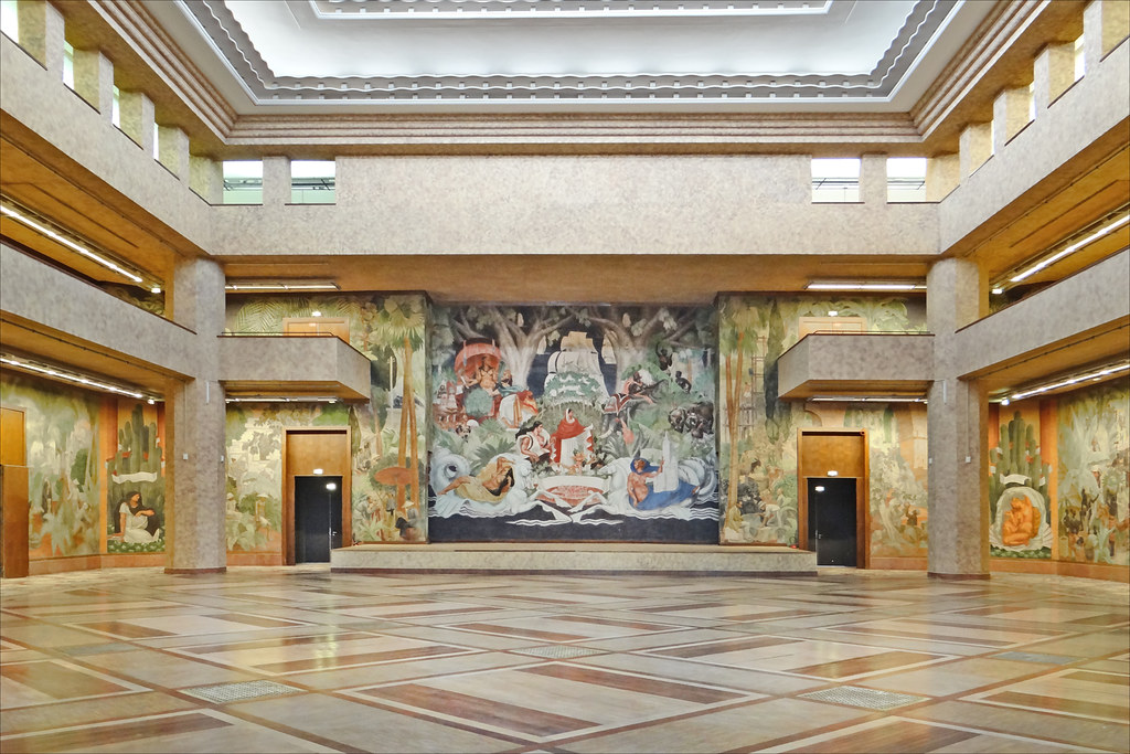 La salle des fêtes du Palais de la Porte Dorée Le Palais