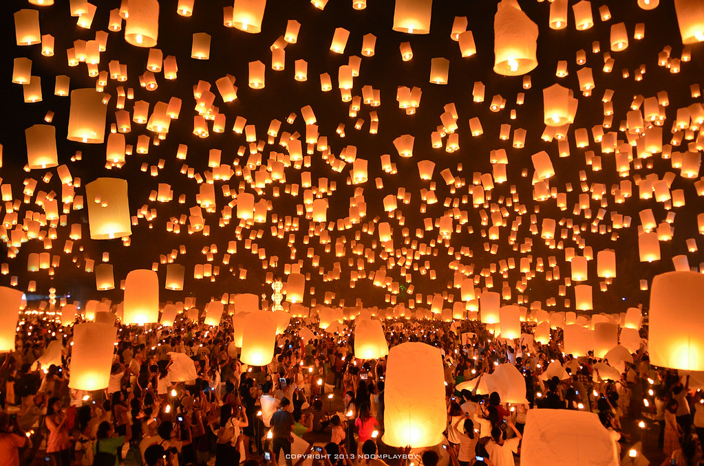 Floating Lanterns Loi Krathong Festival in Thailand โคมล… Flickr