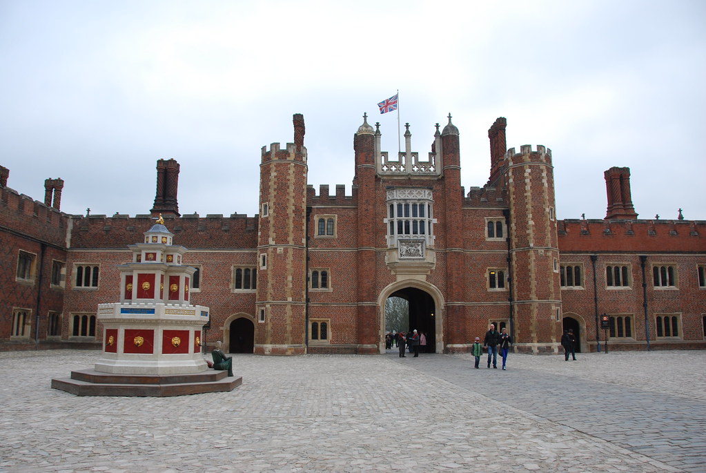 Hampton Court Palace Base Court Anne Boleyn's Gateway & … Flickr