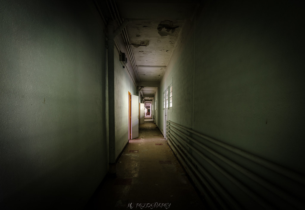Le couloir interminable Visit my website on mcphotographie… Flickr