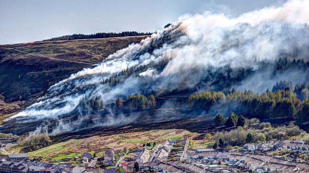 Mountain Fire Maerdy Rhondda Fach valley South Wales UK by… Flickr