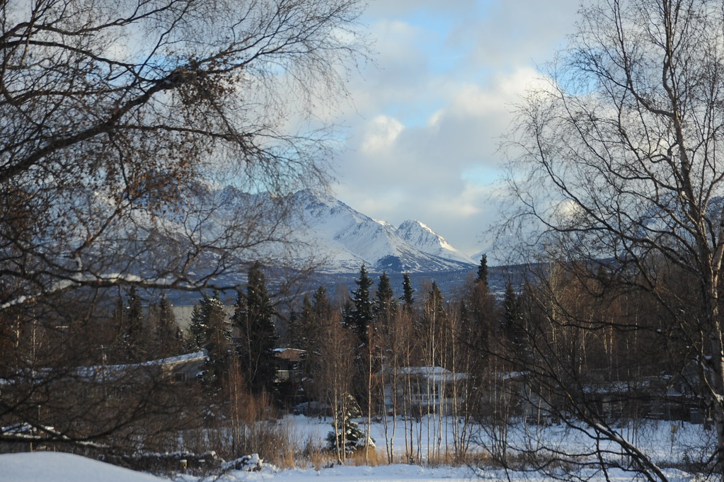 Lake Otis in the winter, Chugach Mountain Range as viewed … Flickr