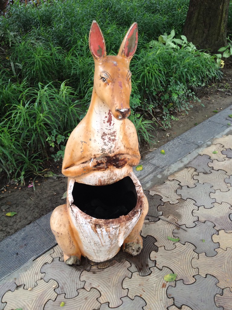 Kangaroo pouch garbage bin As an Australian, I was surpris… Flickr