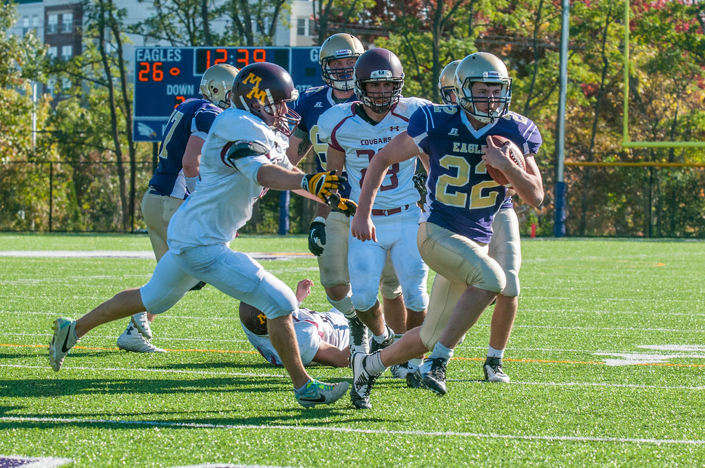 Football 2014 MN Morris UNW970.jpg Channing Smith Flickr