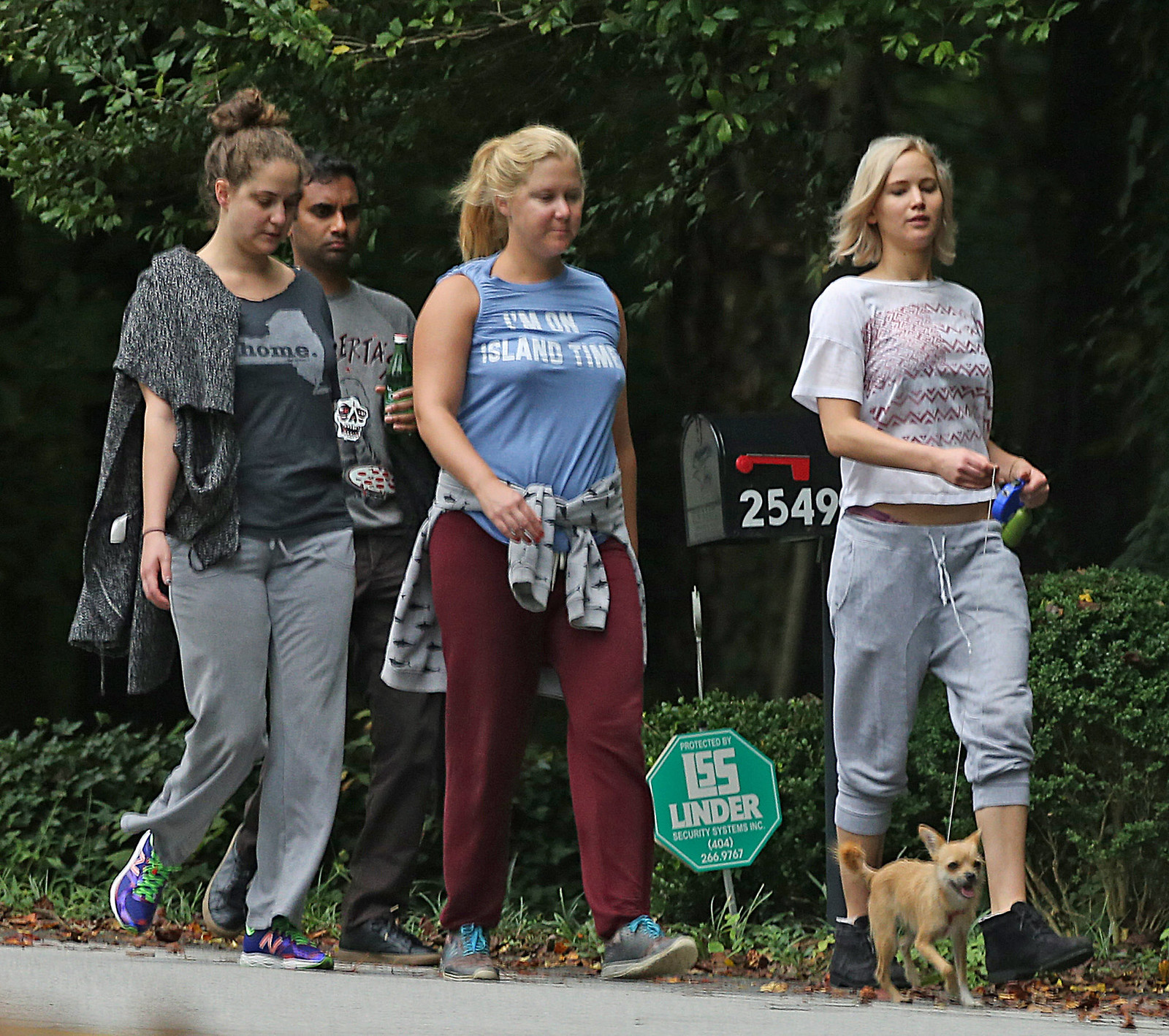 Jennifer Lawrence and friends spotted out in Atlanta 10/4/15 Lipstick