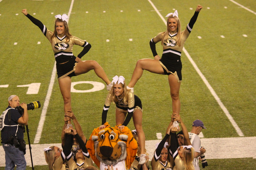 The Missouri University cheerleaders (and their mascot, Tr… Flickr