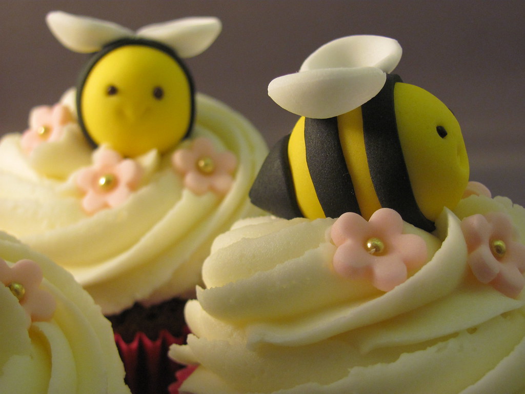 Fondant Bumblebees Chocolate cupcake, vanilla buttercream … Flickr