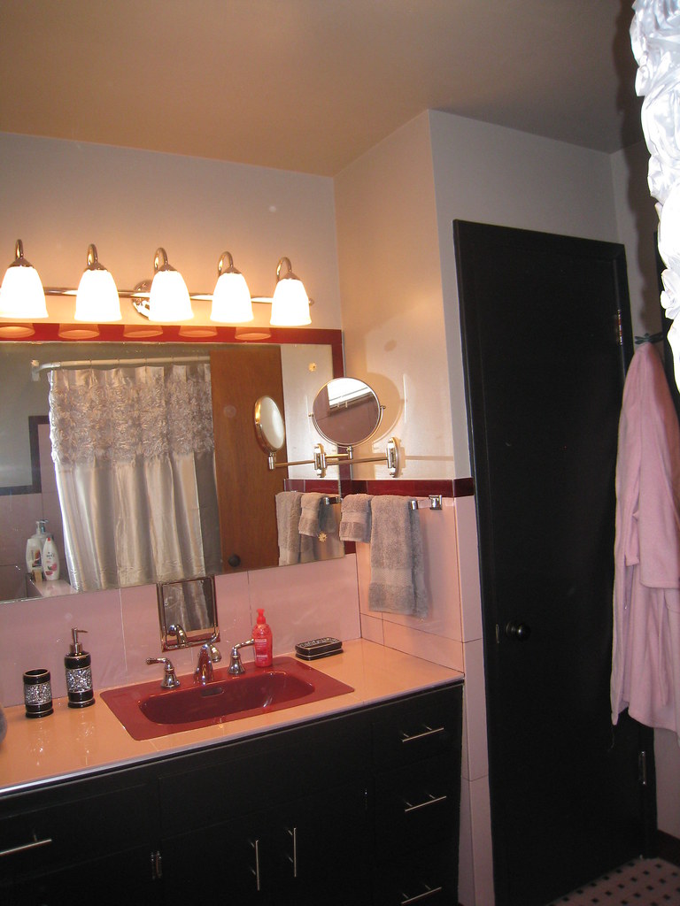 Vintage Bathroom 004 1954 vintage vitrolite tiled bathroom