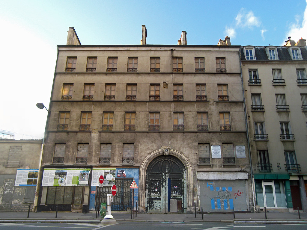 Ferme Derrière ce bâtiment muré, au 26 rue de la TombeIss… Flickr
