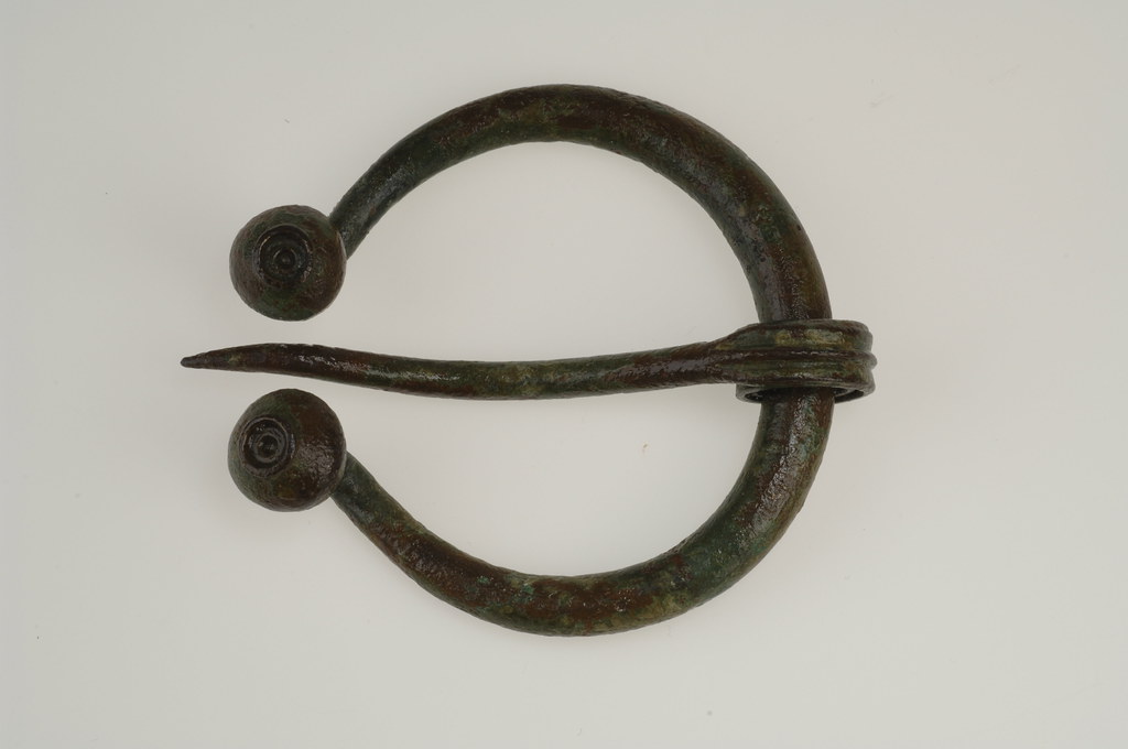 Penannular brooch Penannular brooch. Bronze. With their op… Flickr