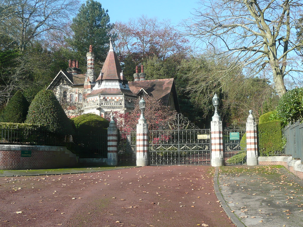 Friar Park Entrance to Friar Park, Henley. Built by Sir Fr… Flickr