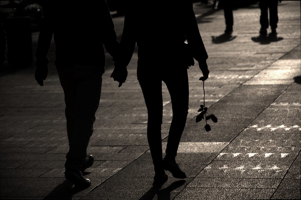Holding Hands A man holding his girlfriend's hand who is h… Flickr