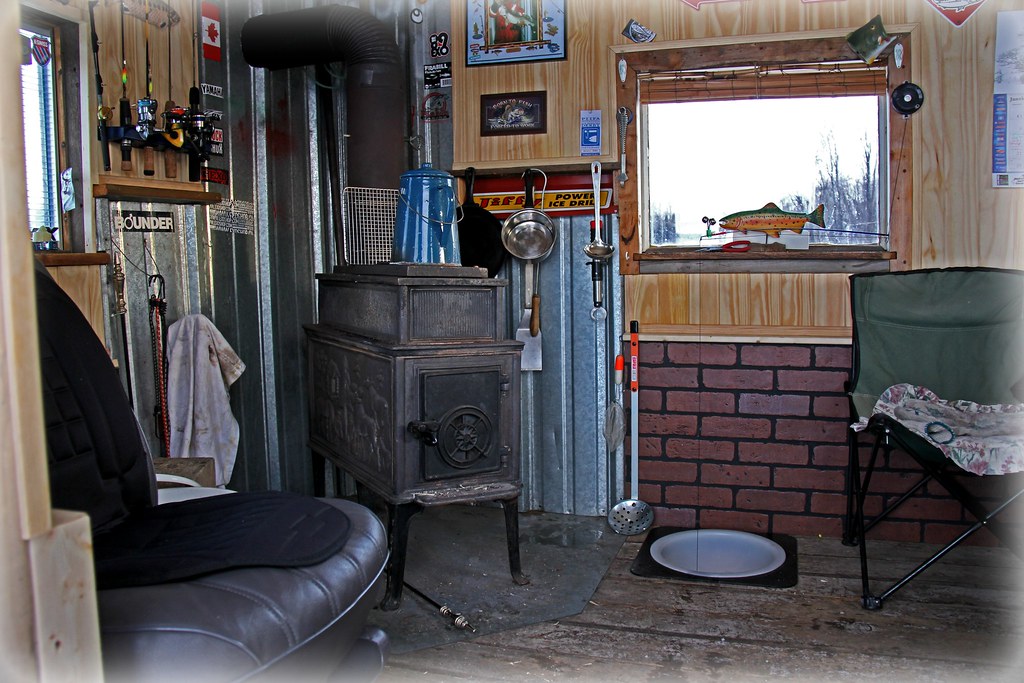 Inside an ice fishing hut Intérieur d'une cabane de pêch… Flickr