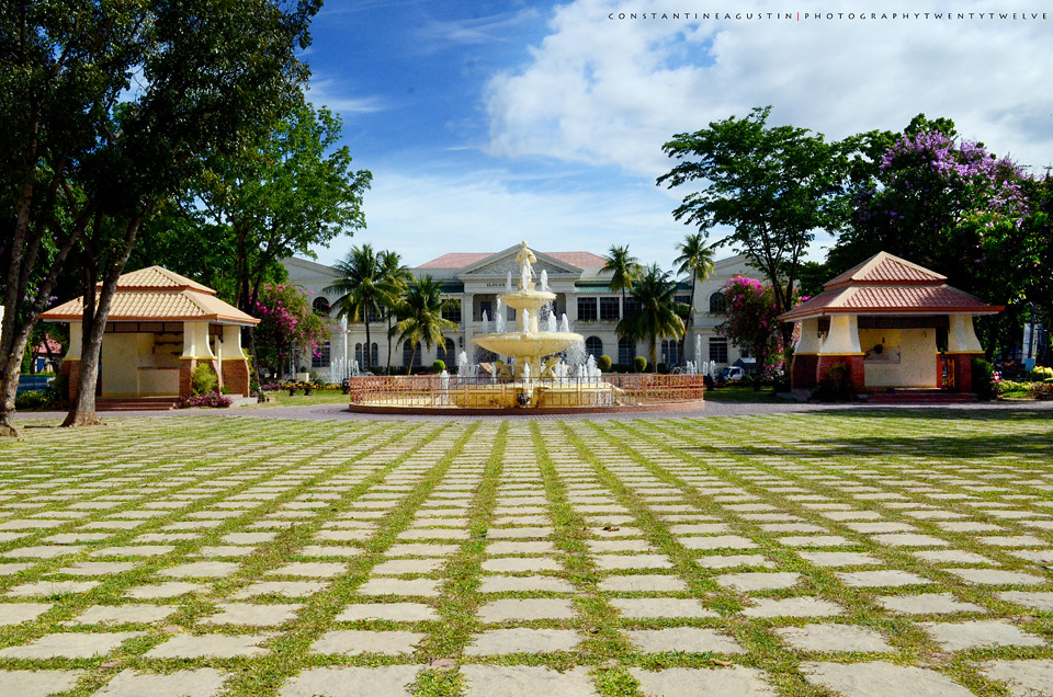 Ilocos Norte Provincial Capitol Pamulinawen Fountain in fr… Flickr