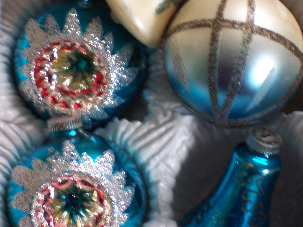 VINTAGE CHRISTMAS ORNAMENTS Light blue, white and silver, … Flickr