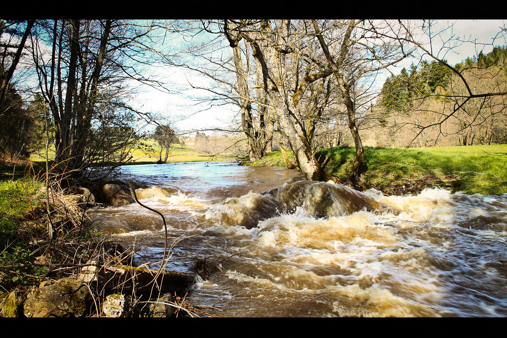 Rivière en crue Rivière de haute loire, après de fortes pl… Greg