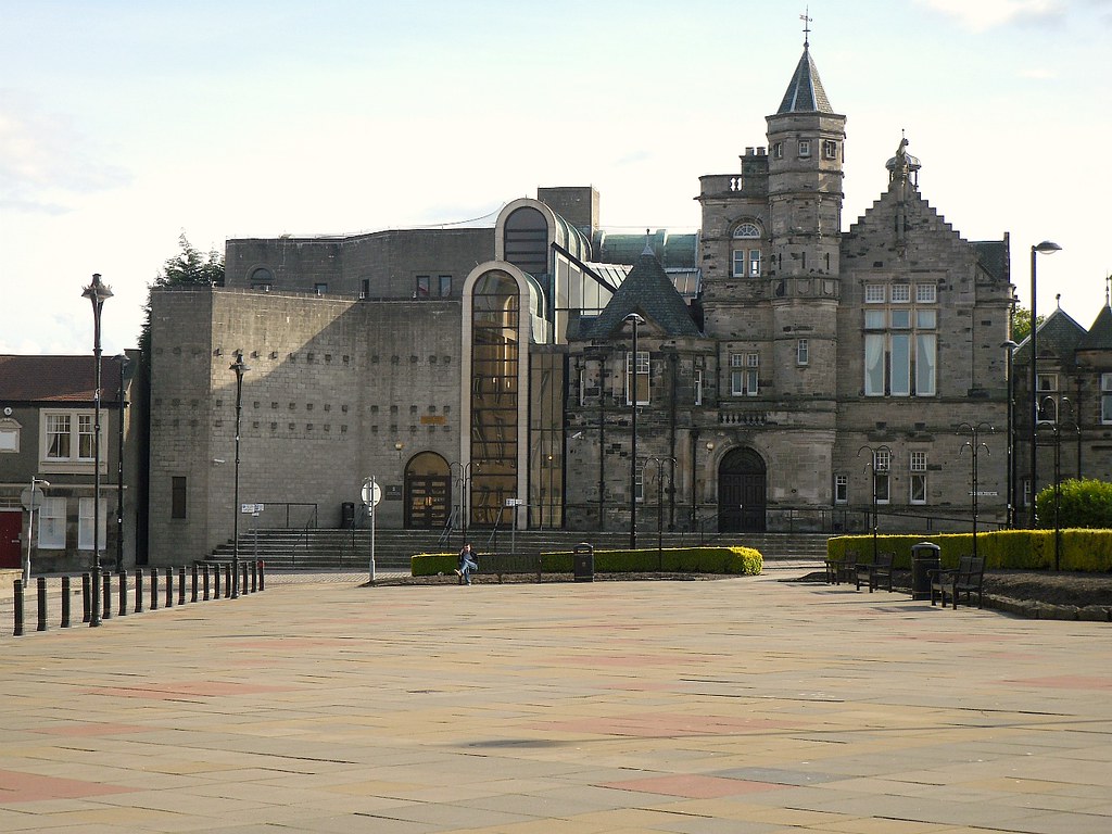 Kirkcaldy Sheriff Court 1 View from square in front of the… Flickr