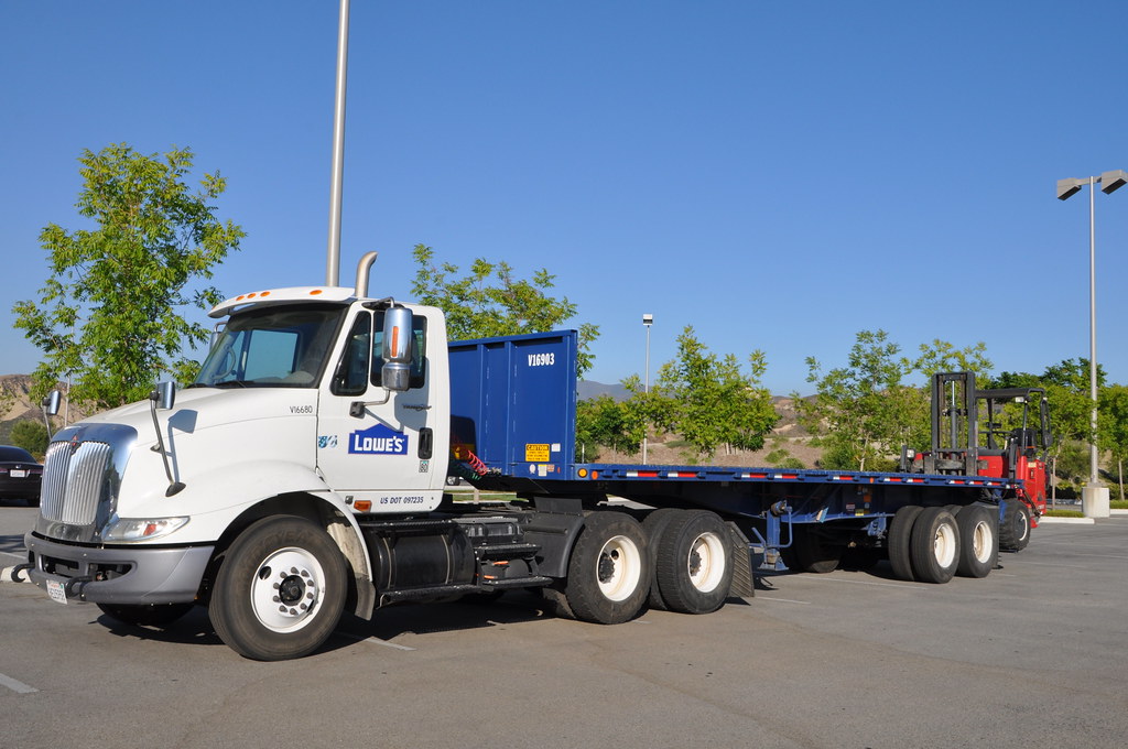 LOWE'S INTERNATIONAL FLATBED TRUCK (18 WHEELER) with TRU… Flickr