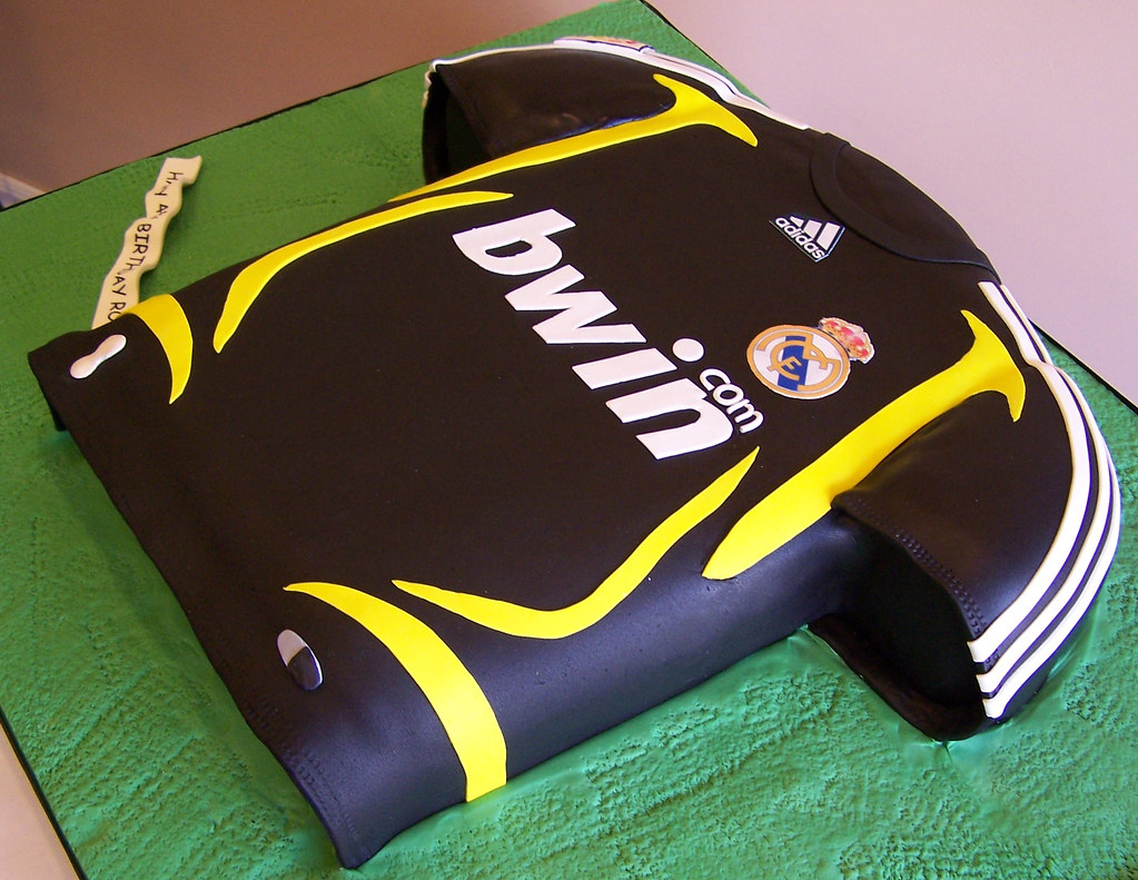 Soccer jersey cake Real Madrid jersey cake. Thanks to Craf… Flickr