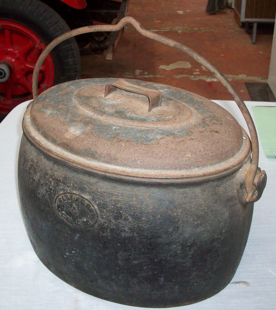 Cast iron cooking pot The large pots came in many sizes an… Flickr