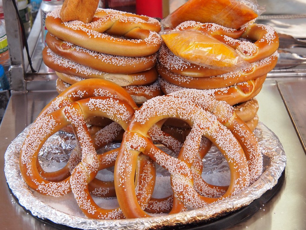 Fresh salted pretzels (New York, USA 2012) OLYMPUS DIGITAL… Flickr