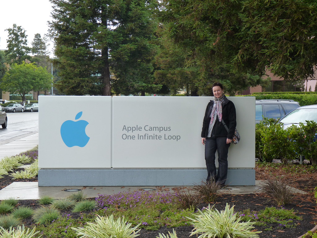 Apple Campus, One Infinite Loop (the day after Steve Jobs … Flickr