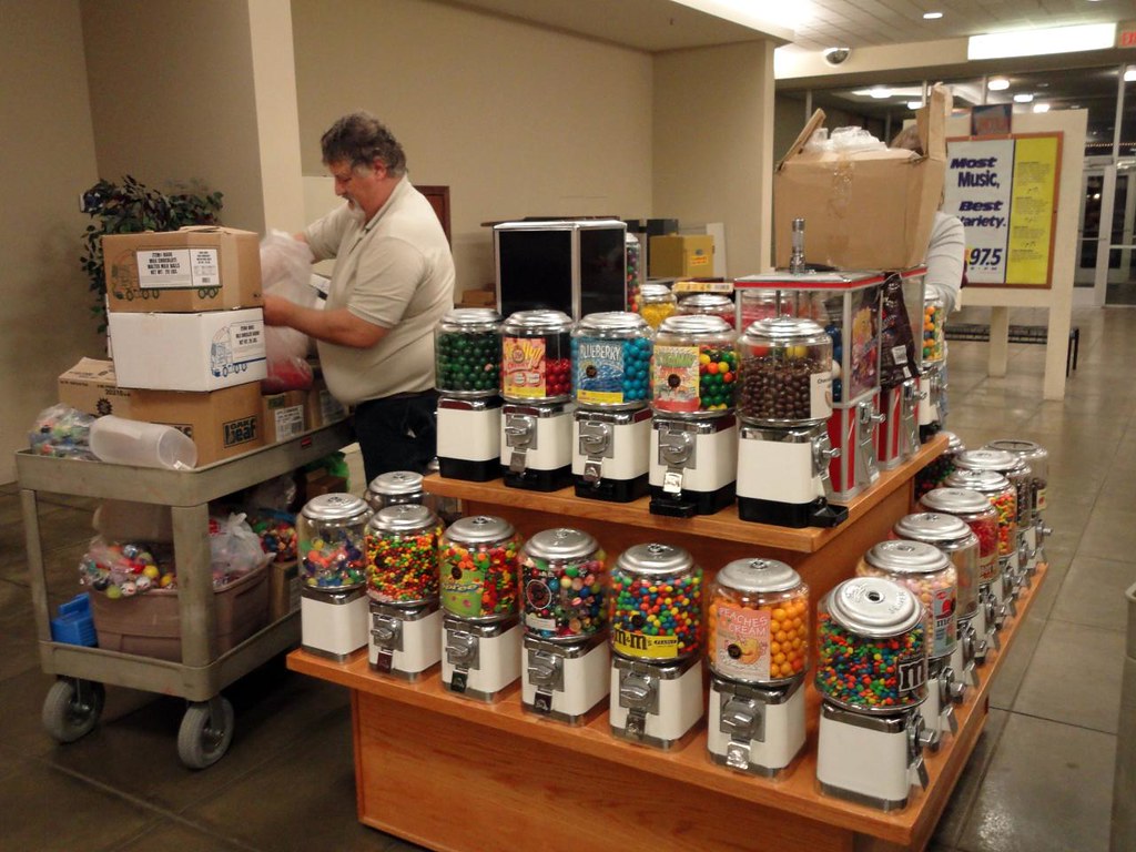 I HAVE NEVER SEEN ANYBODY REFILL THE CANDY MACHINES IN A M… Flickr