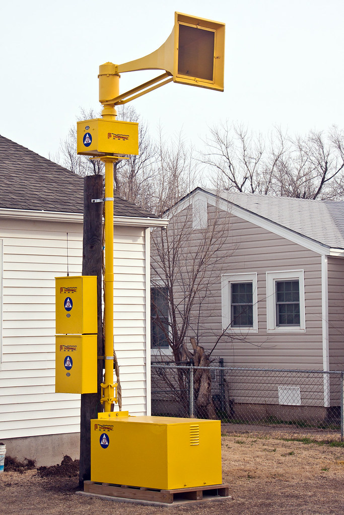 My Federal Signal Thunderbolt 1000T Air Raid Siren Attache… Flickr