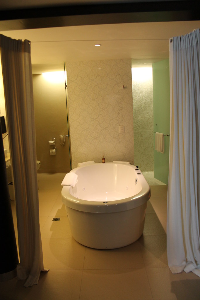 Bubble bath + jetted tub = Wonka Foam Everywhere. Robin Zebrowski Flickr