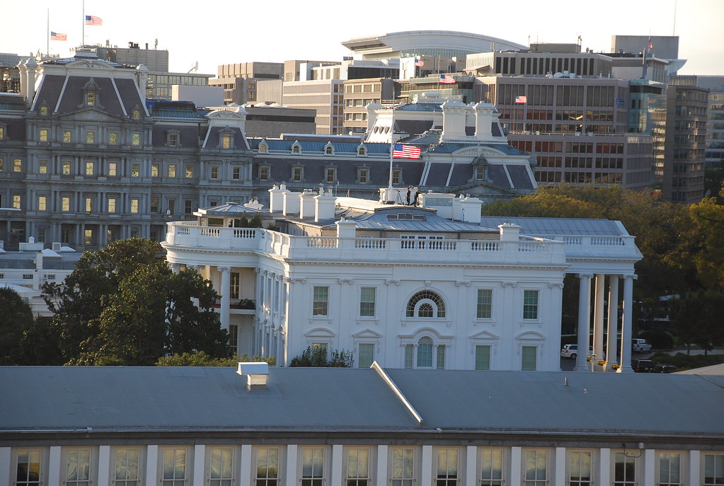 Side view White House as seen from rooftop bar of the W Ho… Flickr