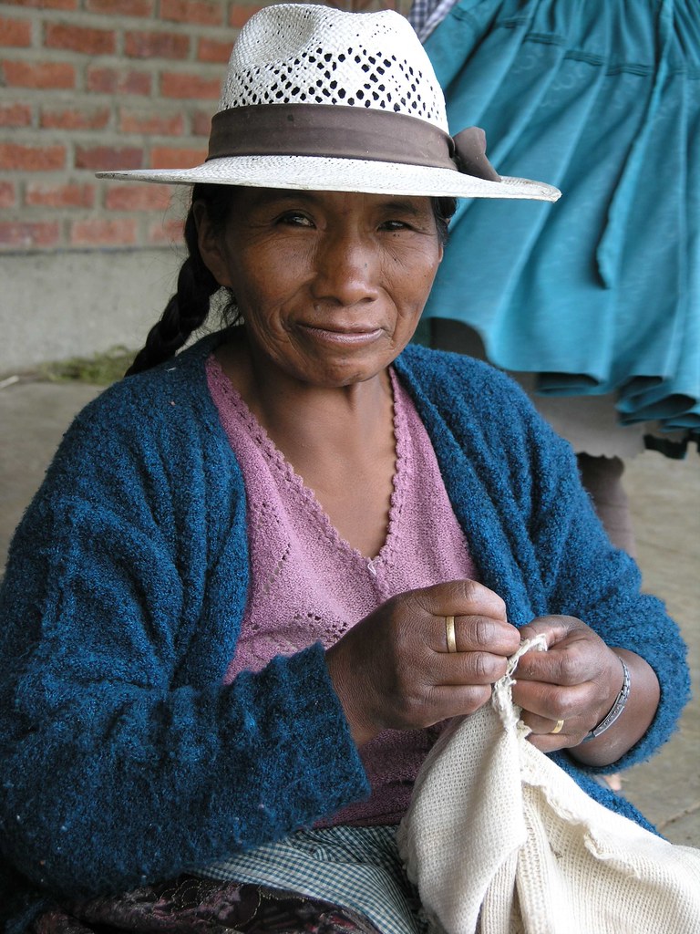 Bolivian woman sewing Mujer boliviana cosiendo; entre To… Flickr