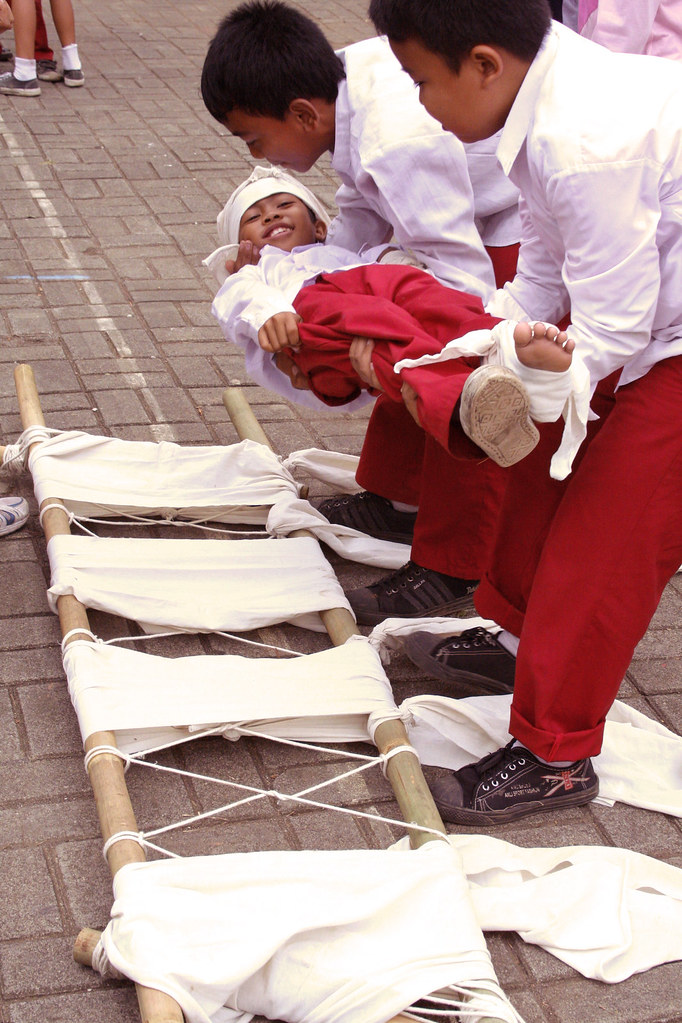 Students in Jakarta were trained on first aid and evacuati… Flickr